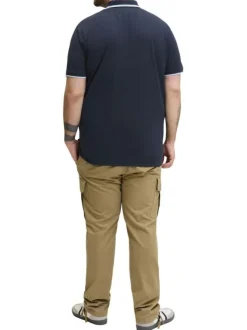 Polo marine uni avec une coupe droite, un col zippé et des manches courtes