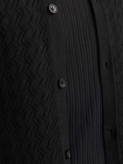Polo noir à coupe droite pourvu d'un col à revers et de manches courtes