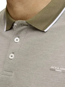 Polo olive uni avec une coupe droite et un col boutonné à manches courtes