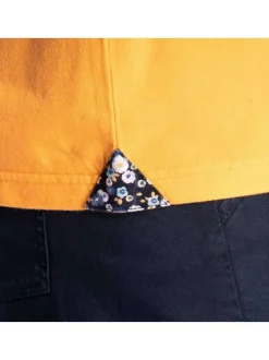 Polo orange en coton avec une coupe droite et des manches courtes