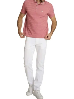 Polo rose à coupe droite pourvu d'un col boutonné et de manches courtes