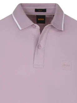 Polo rose uni avec une coupe droite et un col à revers avec des boutons
