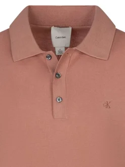 Polo rose uni en coton avec une coupe droite et un col à rabats