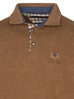 Polo rouille uni avec une coupe droite et un col à rabats avec boutons
