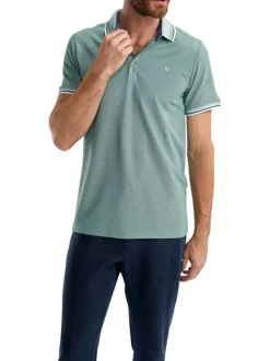 Polo vert uni pourvu de manches courtes et d'un col boutonné