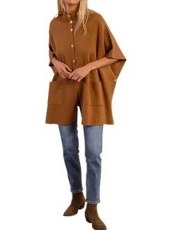 Poncho camel en maille fine avec des boutons dorés et 2 poches plaquées