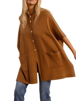 Poncho camel en maille fine avec des boutons dorés et 2 poches plaquées