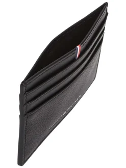 Porte-cartes en cuir noir aspect grainé pourvu du nom de la marque