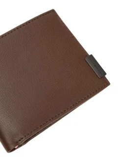 Portefeuille en cuir marron aspect grainé pourvu d'une plaque embossée