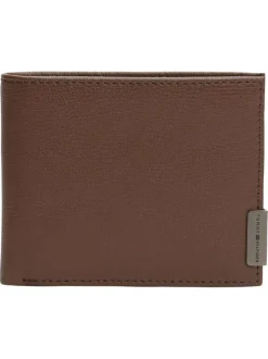 Portefeuille en cuir marron aspect grainé pourvu d'une plaque embossée