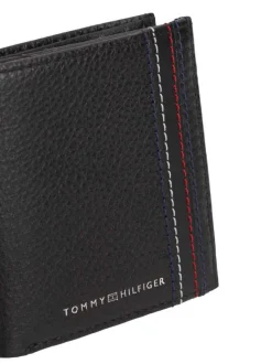 Portefeuille en cuir noir aspect grainé pourvu du nom de la marque
