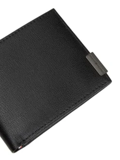 Portefeuille en cuir noir aspect grainé pourvu d'une plaque embossée