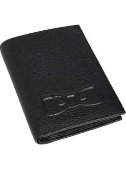 Portefeuille en cuir noir pourvu du logo de la marque embossé