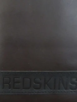 Portefeuille marron uni avec patch noir et logo de la marque inscrit