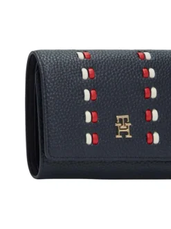 Portefeuille marine à rabat pourvu du logo de la marque en métal doré