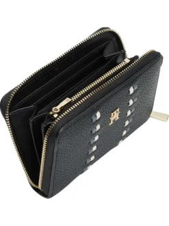 Portefeuille noir aspect grainé pourvu d'une fermeture zippée