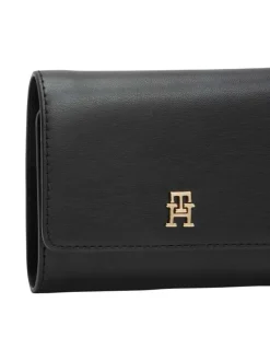 Portefeuille noir à rabat pourvu du logo de la marque en métal doré