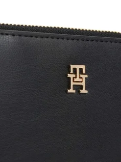 Porte-monnaie noir en matière lisse pourvu du logo de la marque