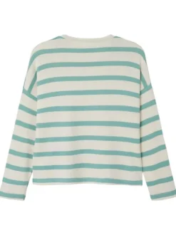 Pull à rayures bicolores avec une coupe large un col rond et un cœur brodé