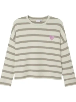 Pull à rayures bicolores avec une coupe large un col rond et un cœur rose brodé