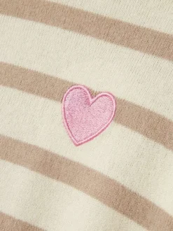 Pull à rayures bicolores avec une coupe large un col rond et un cœur rose brodé