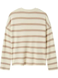 Pull à rayures bicolores avec une coupe large un col rond et un cœur rose brodé
