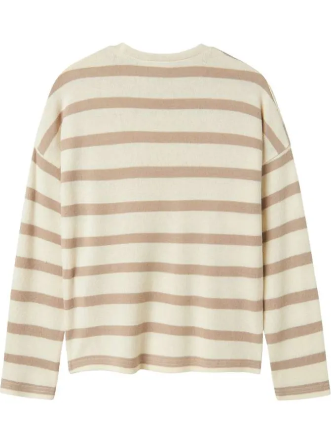Pull à rayures bicolores avec une coupe large un col rond et un cœur rose brodé