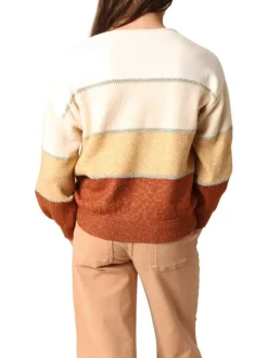 Pull beige en maille tricotée avec un col rond et des manches longues