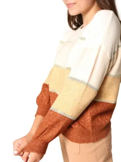 Pull beige en maille tricotée avec un col rond et des manches longues
