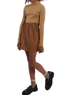 Pull camel en maille côtelée avec une coupe ajustée et un col roulé