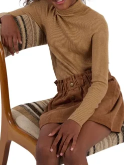 Pull camel en maille côtelée avec une coupe ajustée et un col roulé