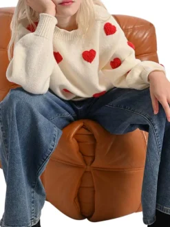 Pull écru en maille des cœurs rouges brodés et des manches longues
