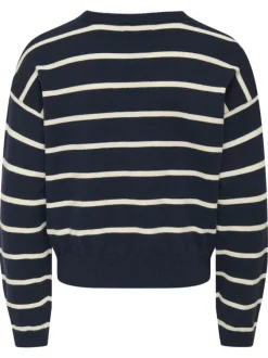 Pull marine rayé avec une coupe droite à col rond et des manches longues