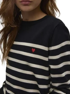 Pull marinière noir et écru à col rond avec un coeur brodé sur la poitrine