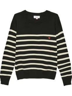 Pull marinière noir et écru à col rond avec un coeur brodé sur la poitrine