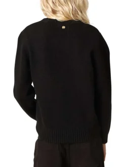 Pull noir en maille tricotée avec un col rond et des manches longues