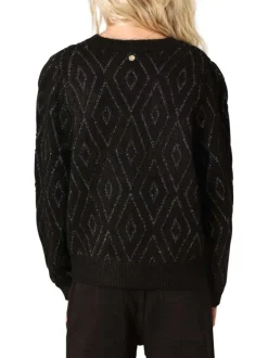 Pull noir en maille tricotée avec un col rond et des manches longues