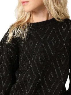 Pull noir en maille tricotée avec un col rond et des manches longues