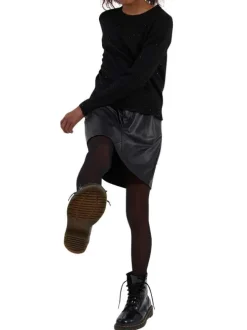 Pull noir pailleté en maille fine avec une coupe droite et un col rond
