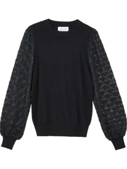 Pull noir uni en maille ajourée avec une coupe droite et un col rond