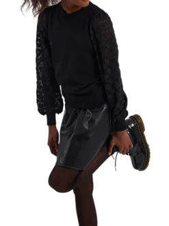 Pull noir uni en maille ajourée avec une coupe droite et un col rond