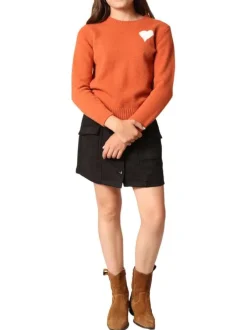 Pull orange en maille tricotée avec un col rond et des manches longues