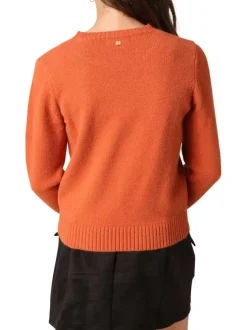 Pull orange en maille tricotée avec un col rond et des manches longues