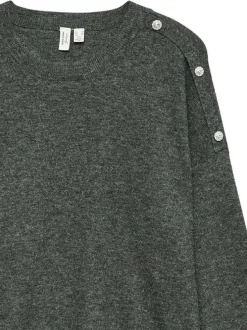 Pull anthracite uni avec un col rond et multiples bijoux décoratifs