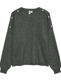 Pull anthracite uni avec un col rond et multiples bijoux décoratifs
