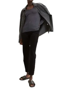 Pull anthracite uni avec un col v et des manches longues