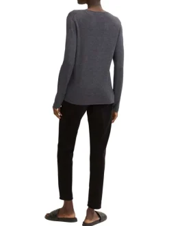 Pull anthracite uni avec un col v et des manches longues