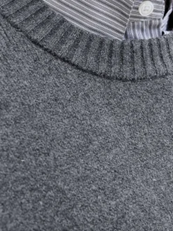 Pull anthracite uni en maille fine avec une coupe droite et un col rond
