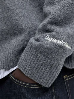 Pull anthracite uni en maille fine avec une coupe droite et un col rond