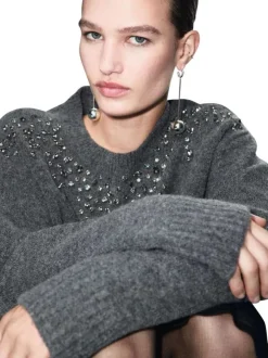 Pull anthracite uni pourvu d'un col rond et de manches longues